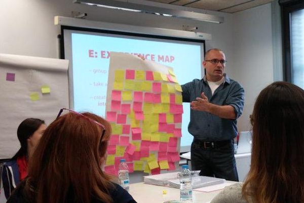 Marko Dugonjic teaching experience mapping at Smashing Conference in Barcelona, Spain